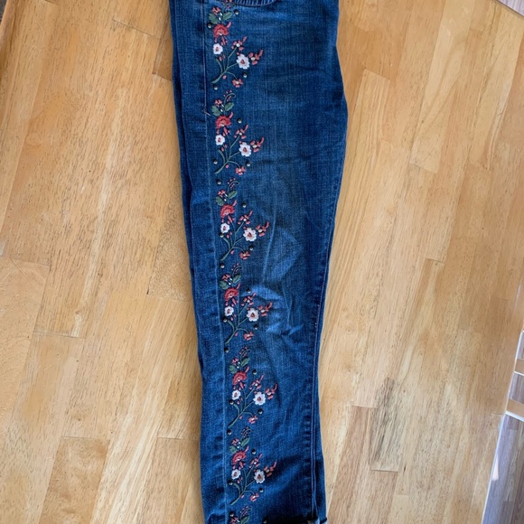 Pilcro hyphen mid rise embroidered jeans. - Picture 5 of 6